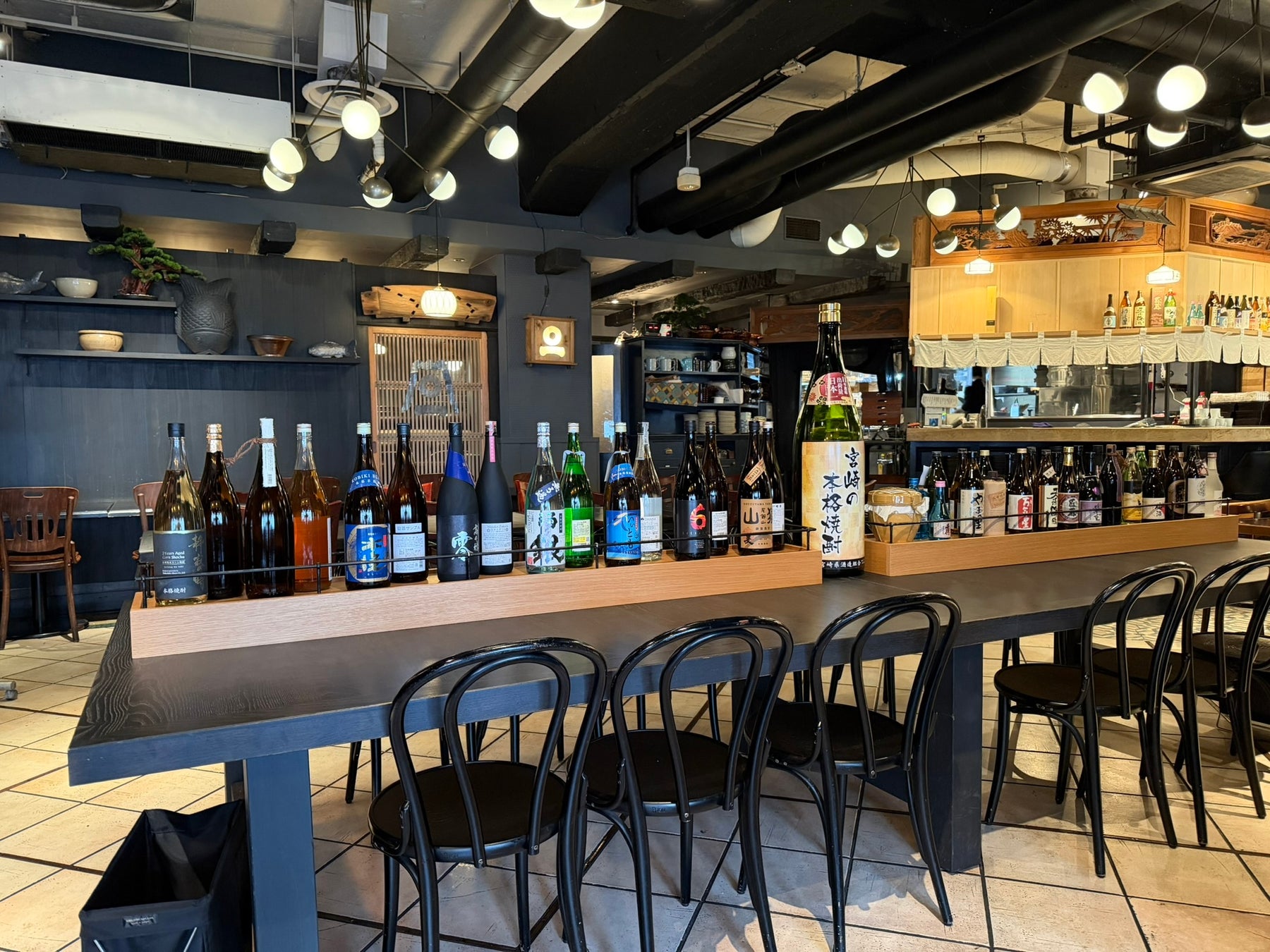 宮崎県内の焼酎がディスプレイされた店内