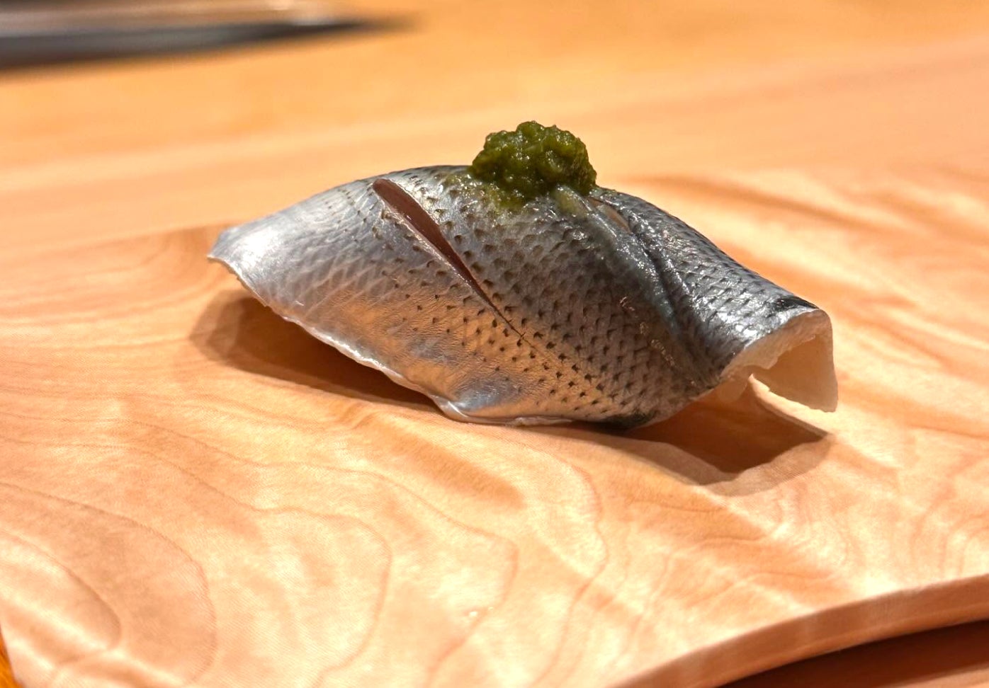 青唐辛子とライムの風味でいただく江戸前鮨の代表的なネタ「コハダ」