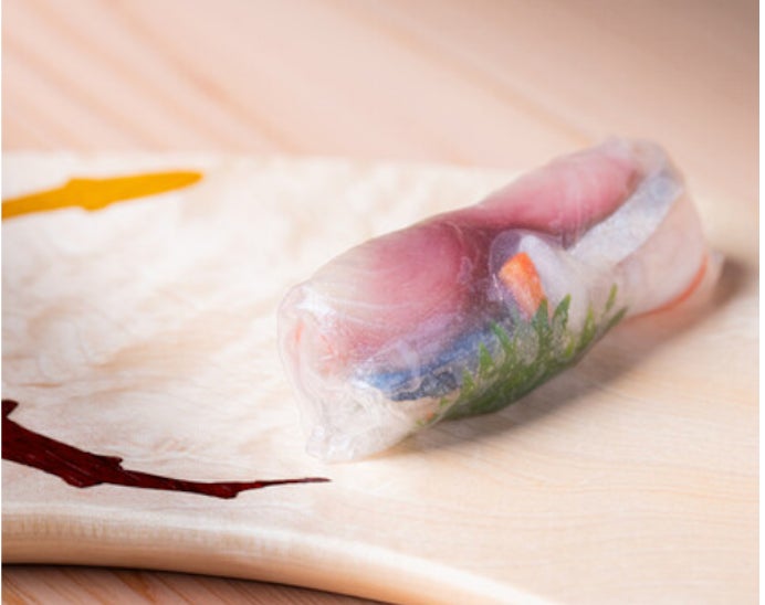 米をライスペーパーに置き換えた「〆鯖の生春巻き」