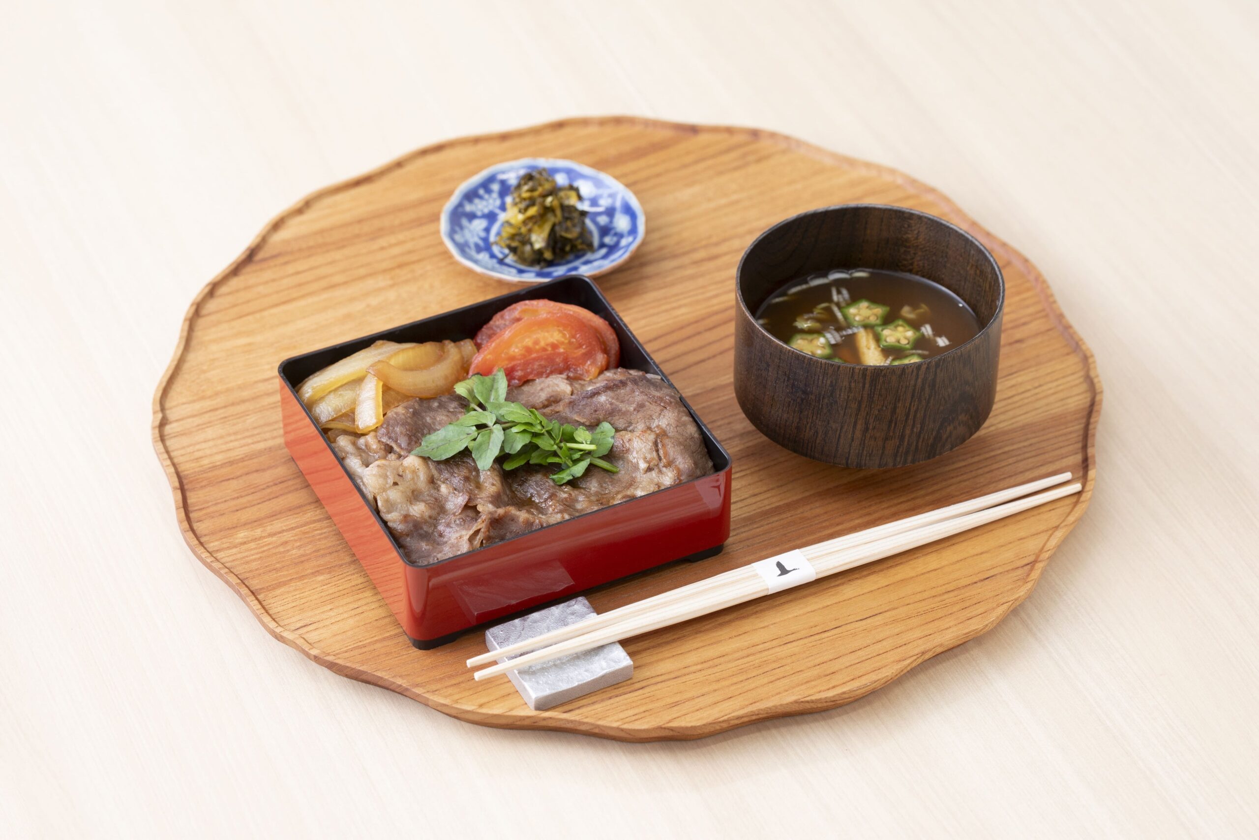 あか牛トマトすき焼き重